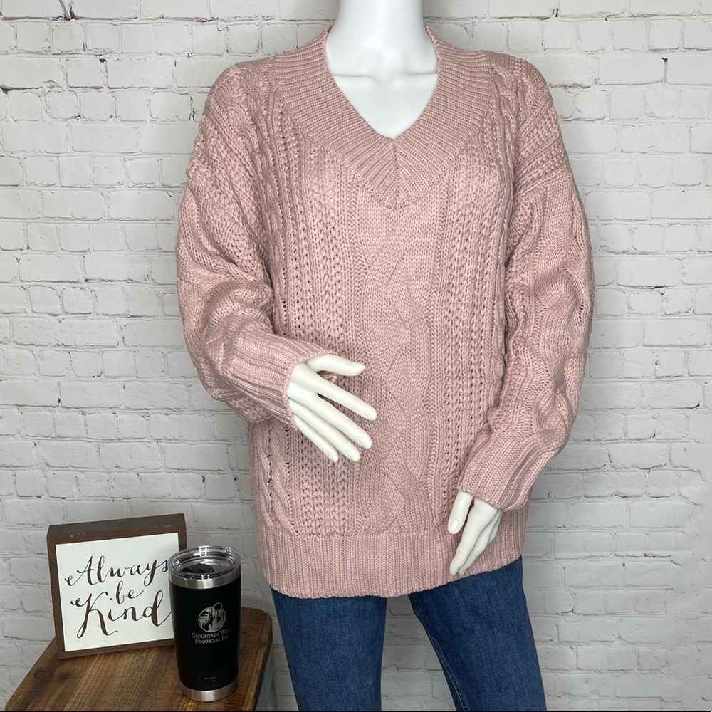 MAIN STRIP Chunky Cable Knit sweater